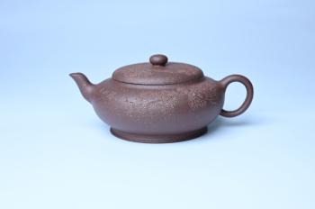 美壶定制紫砂壶 紫砂壶特惠 特好紫泥扁玉壶 装饰不老松 文气十足 原矿紫泥 - 紫砂壶信息网